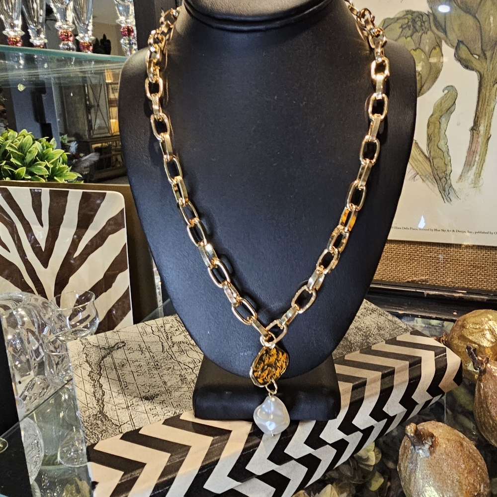Gold tone chunky necklace with pearl drop.